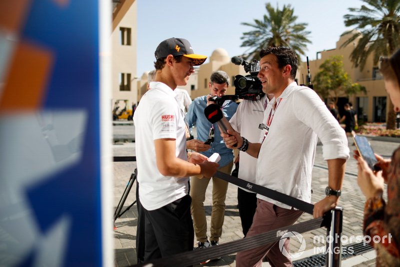Lando Norris, McLaren, habla con Will Buxton