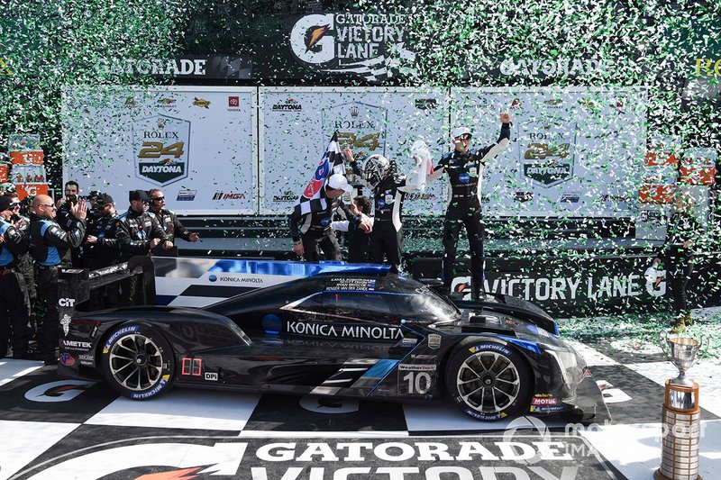 Ganadores #10 Wayne Taylor Racing Cadillac DPi-V.R. Cadillac DPi, DPi: Renger Van Der Zande, Ryan Briscoe, Scott Dixon, Kamui Kobayashi
