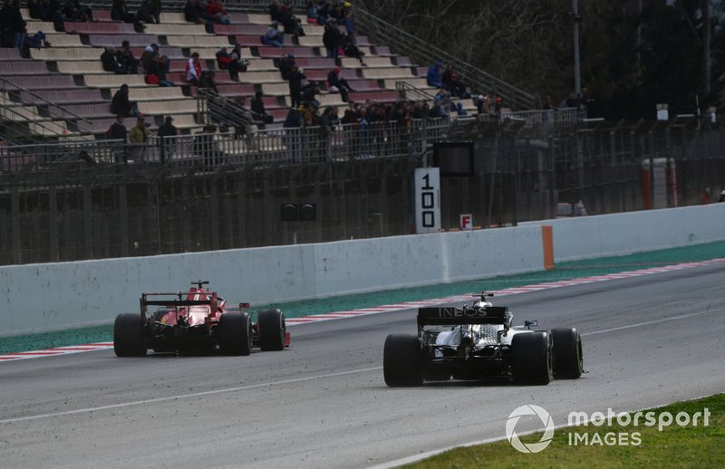 Charles Leclerc, Ferrari SF1000, passa Valtteri Bottas, Mercedes F1 W11