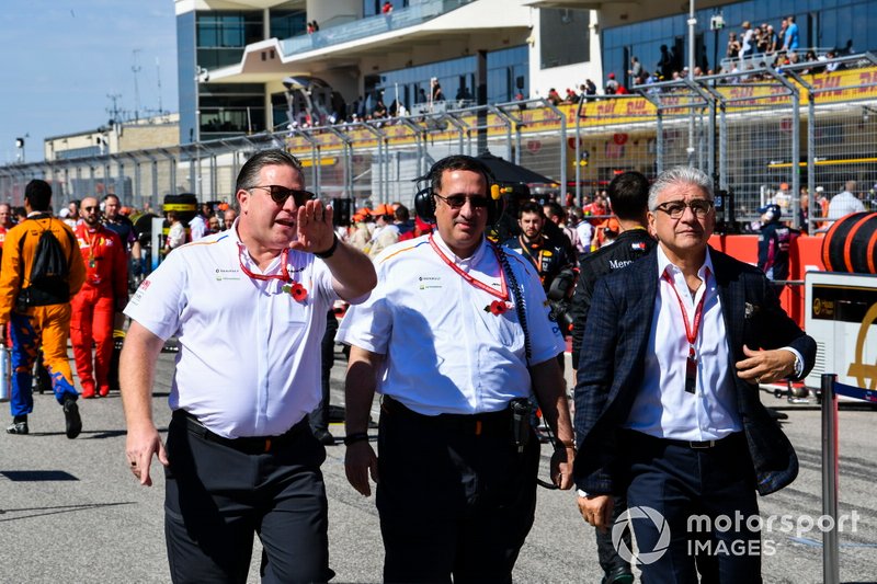 Zak Brown, direttore esecutivo, McLaren con degli azionisti del Bahrain
