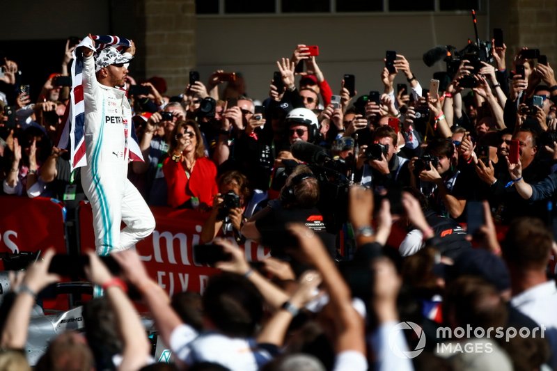 Lewis Hamilton, Mercedes AMG F1, 2º clasificado, celebra en el Parc Ferme tras conseguir su sexto título mundial de pilotos