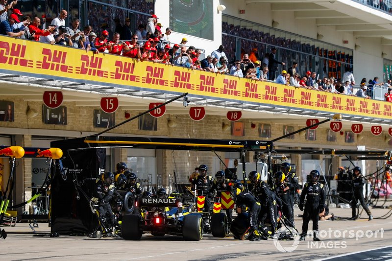 Nico Hulkenberg, Renault F1 Team R.S. 19, pit stop