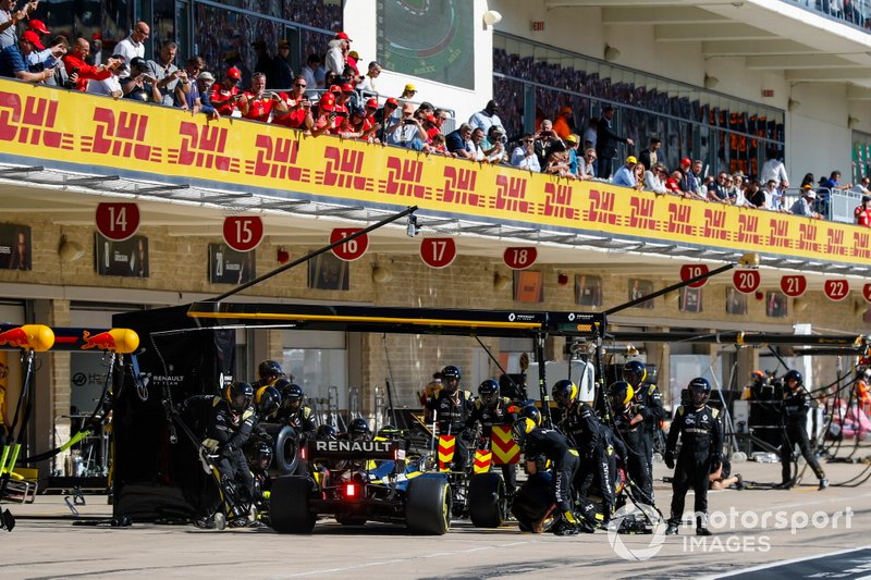 Nico Hulkenberg, Renault F1 Team R.S. 19, makes a pit stop