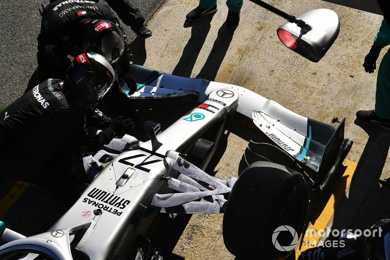 Mechanics make adjustments to Valtteri Bottas' Mercedes F1 W11 