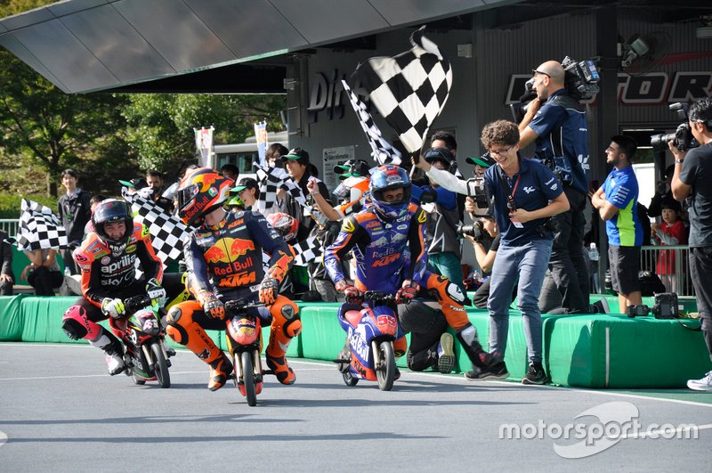 Acción en la carrera de minibikes de MotoGP antes de Motegi