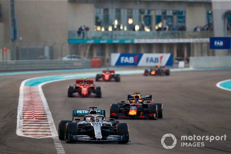 Lewis Hamilton, Mercedes AMG F1 W10, precede Max Verstappen, Red Bull Racing RB15 e Charles Leclerc, Ferrari SF90