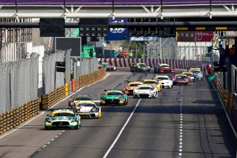 Restart, #999 Mercedes-AMG Team GruppeM Racing Mercedes AMG GT3: Raffaele Marciello leads