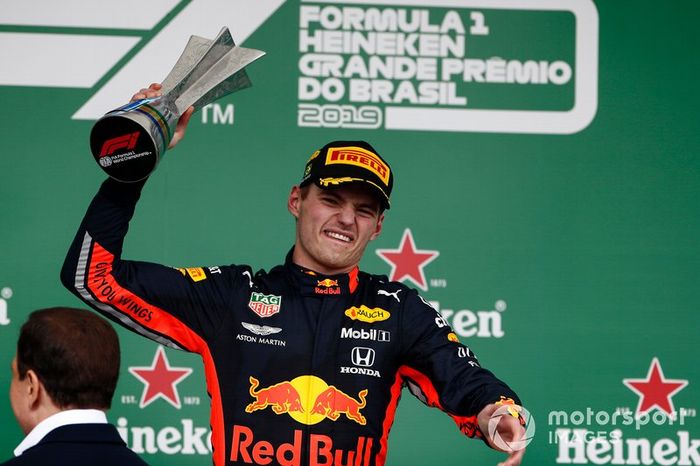 Max Verstappen, Red Bull Racing, 1° classificato, festeggia sul podio, con il suo trofeo