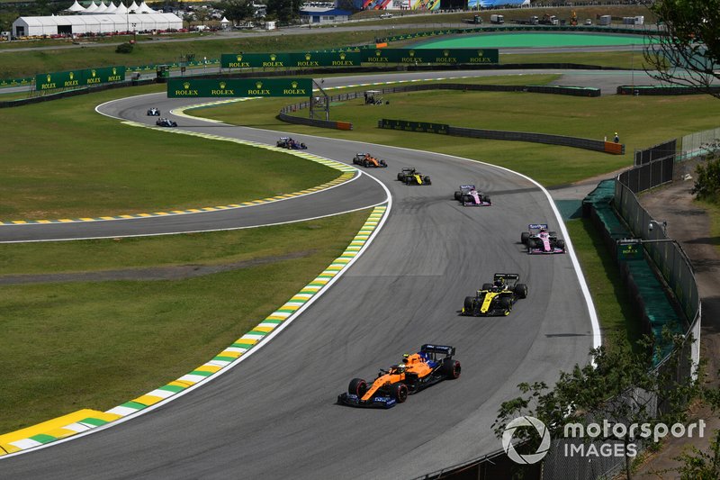 Lando Norris, McLaren MCL34, Daniel Ricciardo, Renault F1 Team R.S.19, Lance Stroll, Racing Point RP19, y Sergio Pérez, Racing Point RP19