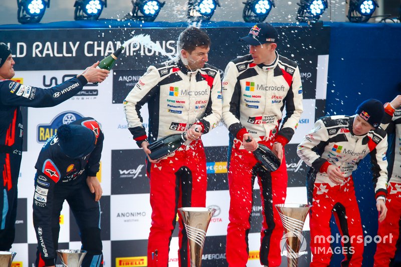 Podio: Il vincitore Elfyn Evans, Scott Martin, Toyota Gazoo Racing WRT Toyota Yaris WRC, secondo posto Ott Tänak, Martin Järveoja, Hyundai Motorsport Hyundai i20 Coupe WRC, terzo posto Kalle Rovanperä, Jonne Halttunen, Toyota Gazoo Racing WRT Toyota Yaris WRC