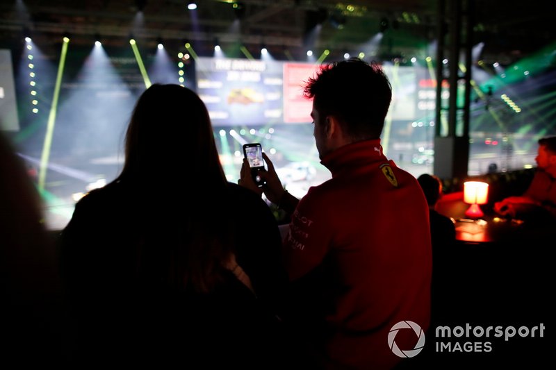 Charles Leclerc si diverte al Live Action Arena