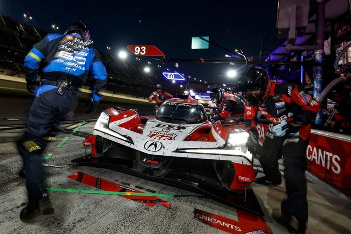 #93 Acura Meyer Shank Racing w/Curb Agajanian Acura ARX-06: Renger van der Zande, Nick Yelloly, Alex Palou, Kaku Ohta