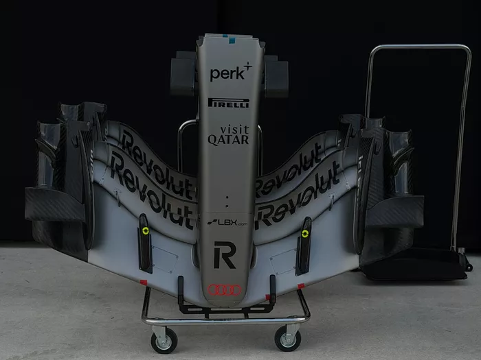 تفاصيل سيارة Audi R26