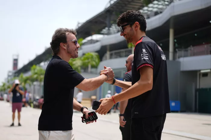 Fernando Alonso, Aston Martin Racing, Esteban Ocon, Haas F1 Team