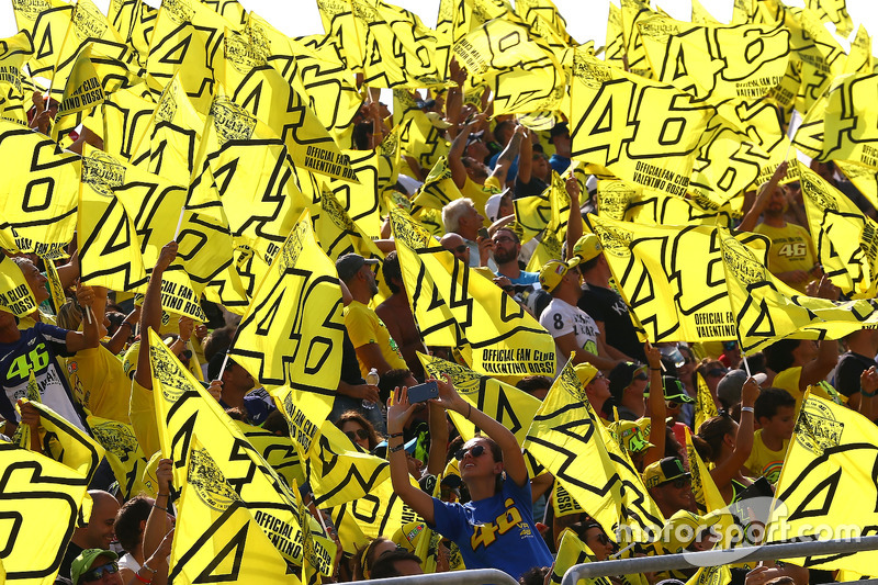 Des fans de Valentino Rossi, Yamaha Factory Racing