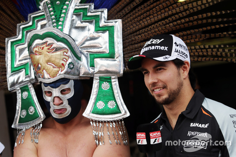 (Da Sx a Dx): Blue Demon Jr., Luchador e Wrestler con Sergio Perez, Sahara Force India F1