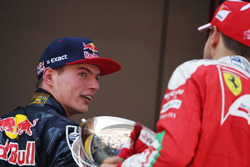 Winnaar Max Verstappen, Red Bull Racing viert op het podium met Sebastian Vettel, Ferrari