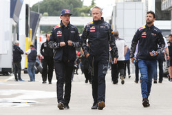 Max Verstappen, Red Bull Racing met Jonathan Wheatley, Red Bull Racing Team Manager en Daniel Ricciardo, Red Bull Racing