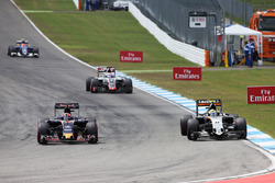 aniil Kvyat, Scuderia Toro Rosso STR11 et Sergio Perez, Sahara Force India F1 VJM09 en lutte pour une position