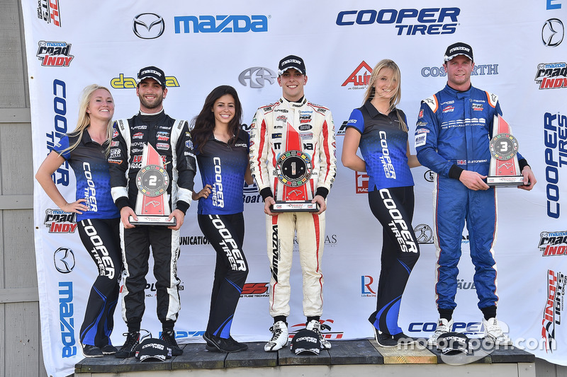 Podio: ganador de la carrera Santiago Urrutia, Schmidt Peterson Motorsports, segundo lugar André Negrao, Schmidt Peterson Motorsports, tercer lugar Dean Stoneman, Andretti Autosport