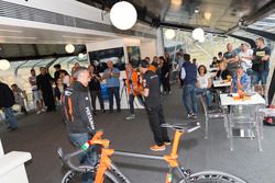 Atmosfera durante la presentazione della bici Orange1 by Colnago dedicata alla 24 Ore di Spa