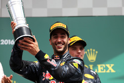 Podio: il secondo classificato Daniel Ricciardo, Red Bull Racing