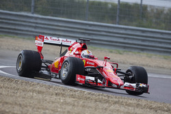 Sebastian Vettel, Ferrari 2017 Pirelli'leri test ediyor