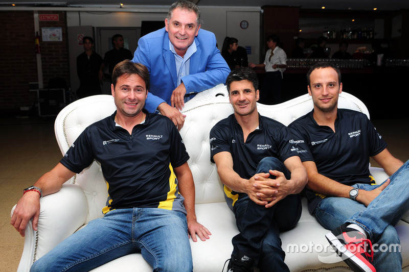 Christian Ledesma, Emiliano Spataro y Germán Sirvent, pilotos de Renault, junto al periodista Marcelo Mercado.