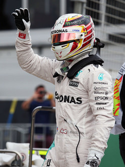 Polesitter Lewis Hamilton, Mercedes AMG F1 Team, viert feest in parc ferme
