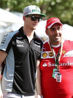 Nico Hülkenberg avec un fan