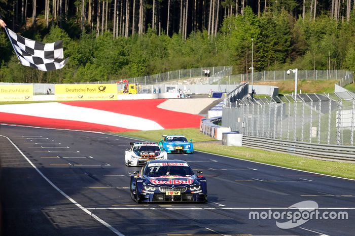 Bandera a cuadros apra Marco Wittmann, BMW Team RMG, BMW M4 DTM