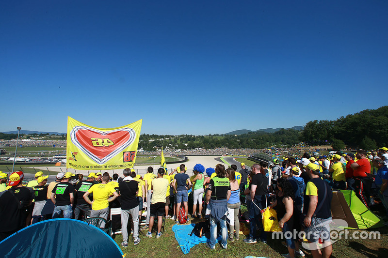 Des fans de Valentino Rossi, Yamaha Factory Racing