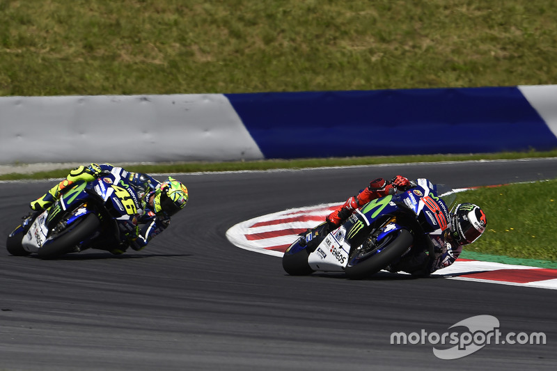 ... Rossi em quarto, seguindo de perto o companheiro de equipe.