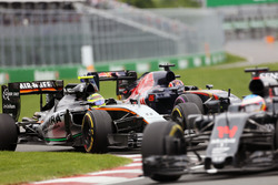 Sergio Pérez, Sahara Force India F1 VJM09 y Daniil Kvyat, Scuderia Toro Rosso STR11 luchan por la po