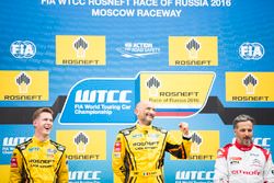 Podium: juara lomba Gabriele Tarquini, LADA Sport Rosneft, Lada Vesta; peringkat kedua Nicky Catsbur