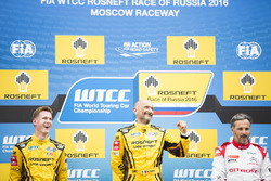 Podio: il vincitore della gara Gabriele Tarquini, LADA Sport Rosneft, Lada Vesta; il secondo classif