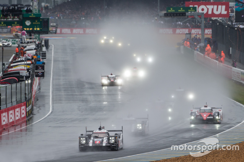 Arrancada con auto de seguridad: #2 Porsche Team Porsche 919 Hybrid: Romain Dumas, Neel Jani, Marc L