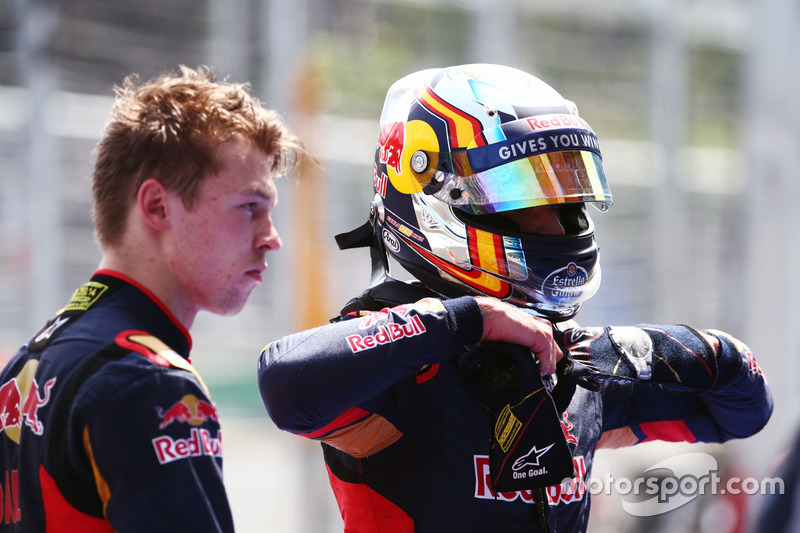 (Da Sx a Dx): Daniil Kvyat, Scuderia Toro Rosso con il compagno di squadra Carlos Sainz Jr., Scuderi