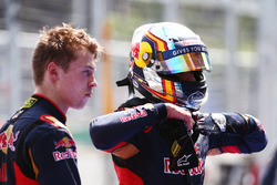 (De g. à d.) : Daniil Kvyat, Scuderia Toro Rosso, avec son équipier Carlos Sainz Jr., Scuderia Toro Rosso