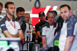 Kurt Busch, NASCAR Driver en el pit de Haas F1 Team con Gene Haas, Presidente de Haas Automotion