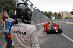 Nico Rosberg, Mercedes AMG F1 W07 Hybrid stopped in the second practice session