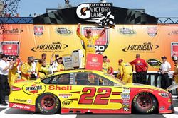 Race winner Joey Logano, Team Penske Ford