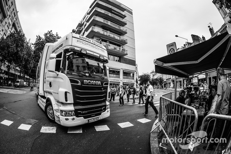 Porsche Team llega a la revisión