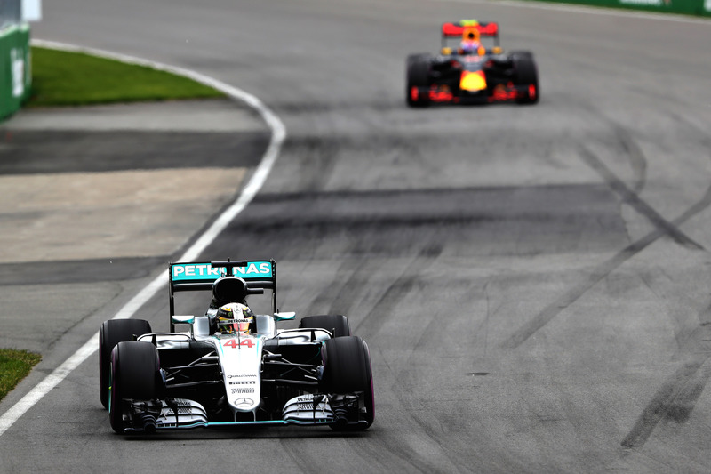 Lewis Hamilton, Mercedes AMG F1 W07 lidera a Max Verstappen, Red Bull Racing RB12