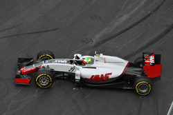 Esteban Gutierrez, Haas F1 Team VF-16 recovers from running wide