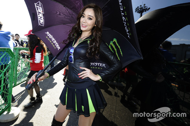 Чарівна дівчина Monster energy