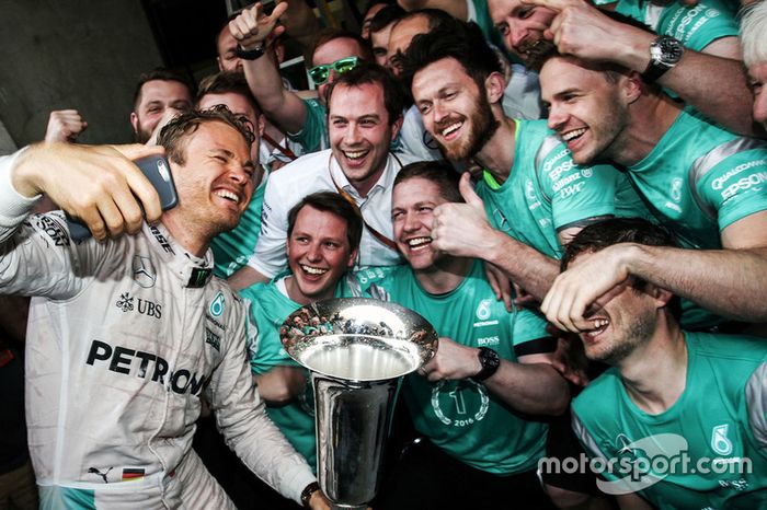 Ganador Nico Rosberg, de Mercedes AMG F1 Team celebra con el equipo