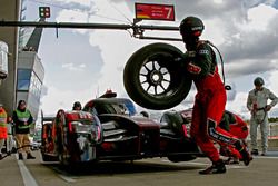 #7 Audi Sport Team Joest Audi R18: Marcel Fässler, Andre Lotterer, Benoit Tréluyer pit action