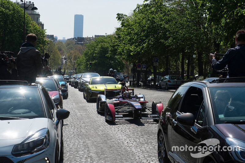 Jean-Eric Vergne en el fondo, la torre Montparnasse