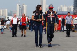 Carlos Sainz Jr., Scuderia Toro Rosso avec Tabatha Valles, Responsable Presse Scuderia Toro Rosso